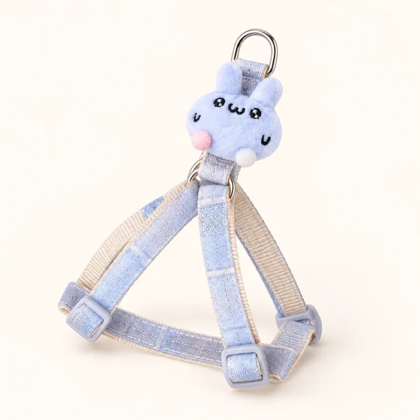 Arnés celeste para perro pequeño con adorno de orejas y correas ajustables.
