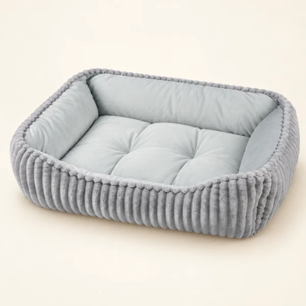 Cama cuadrada gris con bordes acolchados y exterior acanalado