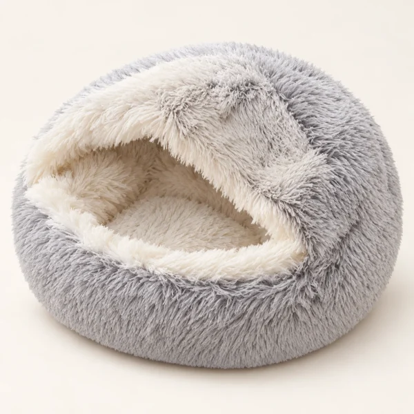 Cama tipo cueva de felpa gris con interior crema