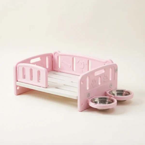 Cama de plástico para perro con comederos