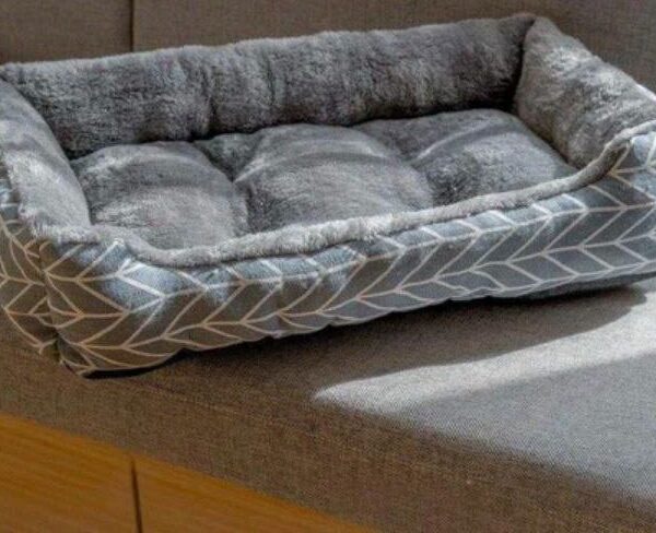 Cama sofá rectangular gris con bordes y exterior de espiga