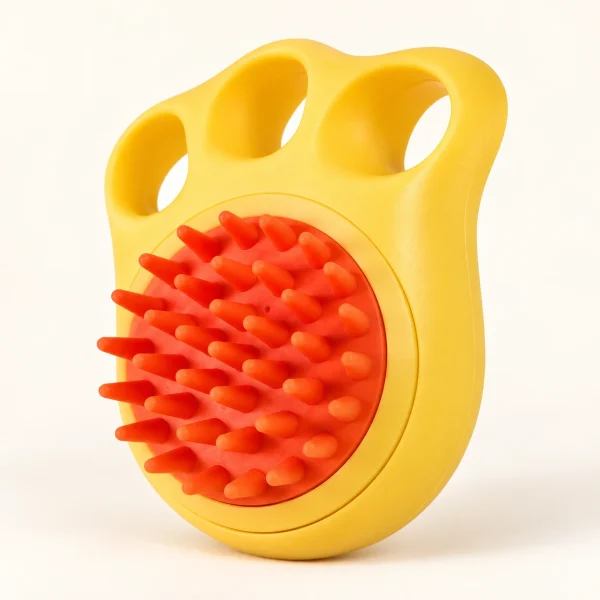 Cepillo de champú amarillo con forma de pata y cerdas rojas