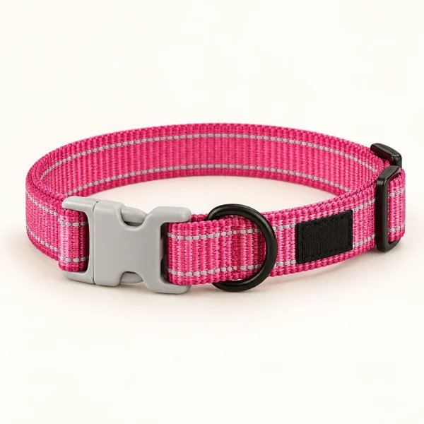Collar rosa con líneas reflectantes, hebilla gris y argolla negra.