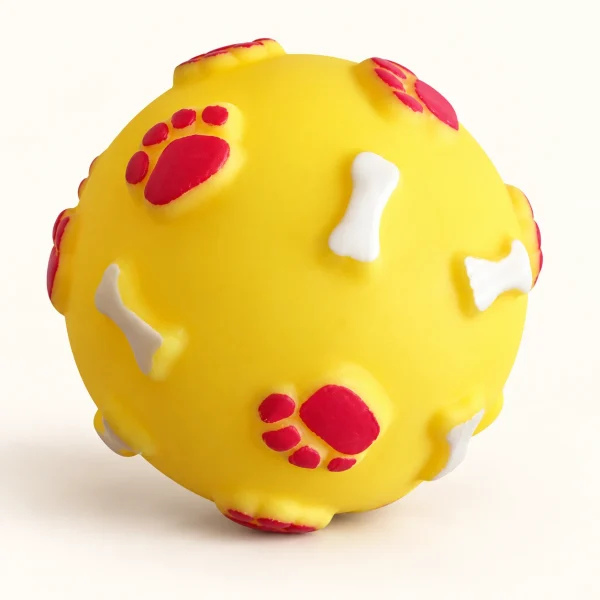 Pelota amarilla con huellas rojas y huesos blancos