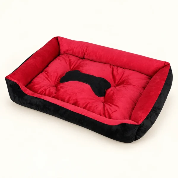 Cama rectangular acolchada roja y negra con diseño central de hueso